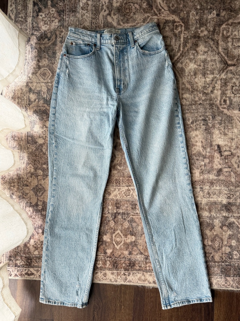 Abercrombie Curve Love 90s Straight Ultra High Rise Jeans (Light Wash) 27/4R - Picture 3 of 5